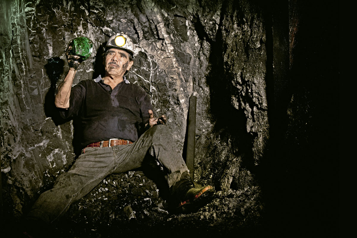 Víctor Carranza muestra la esmeralda más grande del mundo