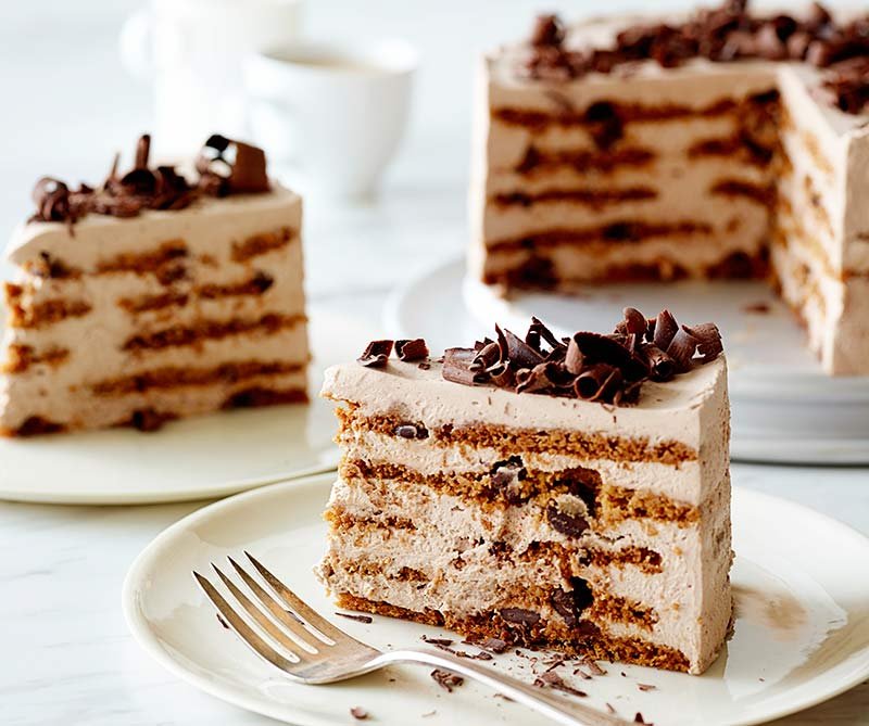 Torta helada de chocolate y brownies con café, en el día mundial del chocolate