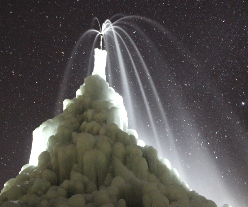 ¿Una pirámide de hielo en medio del desierto?