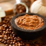 Costa Rica: Pruebe el auténtico café chorreado, que a diferencia de otros países, está elaborado con un delgado filtro de algodón que cuelga de un palo de madera. Esta hace parte de las características del café ‘pura vida’, como se le conoce en Costa Rica. Por otro lado, podrá disfrutar del Kuö Spa en San José, donde el café se convierte en parte esencial de los masajes gracias a sus efectos estimulantes y antioxidantes que ayudan a rejuvenecer y revitalizar la piel.