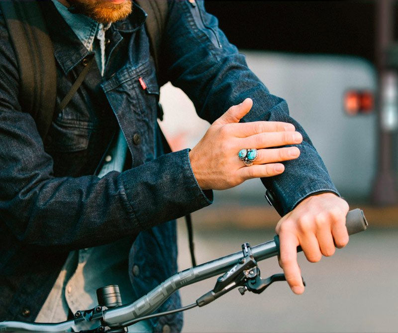 La chaqueta que recarga el celular y cuatro prendas inteligentes