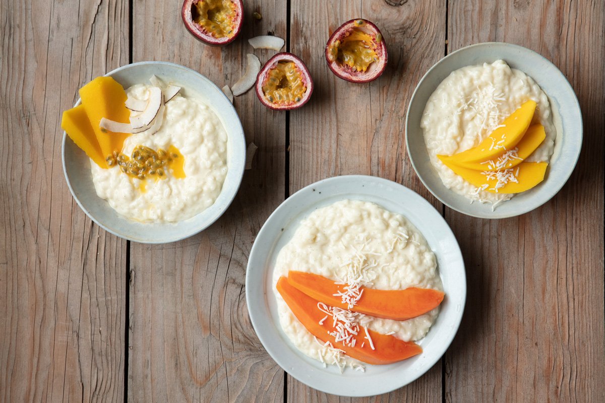 Receta de arroz con leche de coco y frutas tropicales