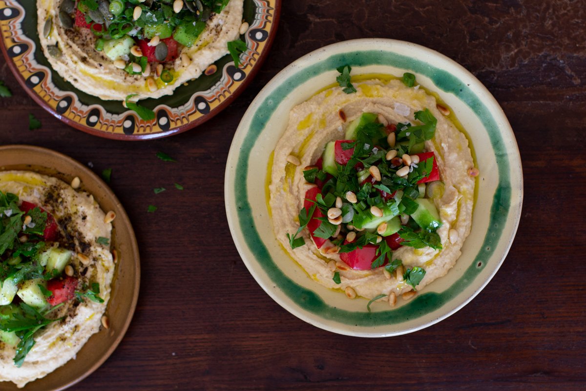 Hummus con ensalada de tomate y pepino, una receta exótica para este fin de semana