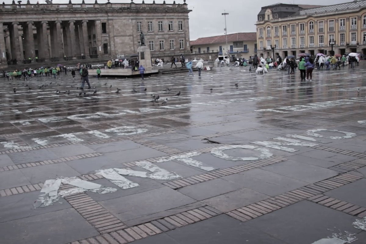 “Si los olvidamos, los asesinamos dos veces”, Doris Salcedo