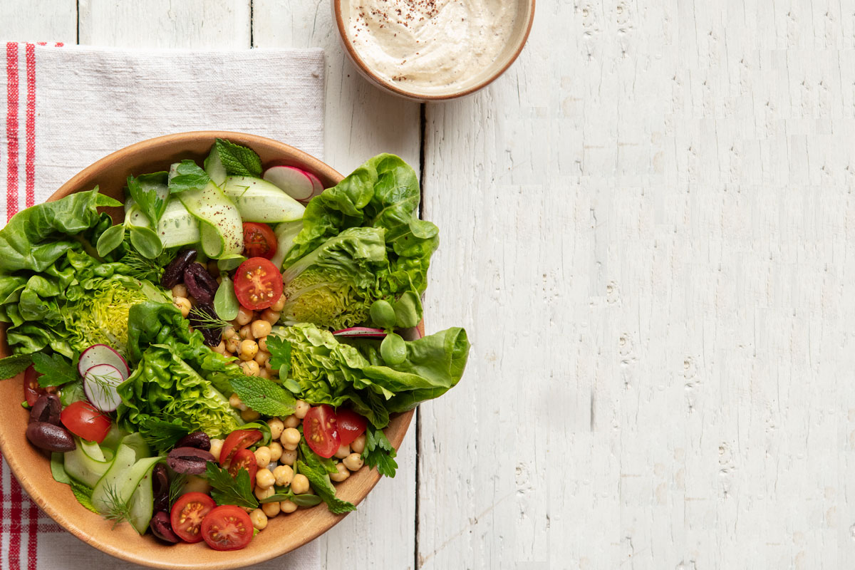 Receta de ensalada de cogollos de tudela, garbanzos, yogur y tahine