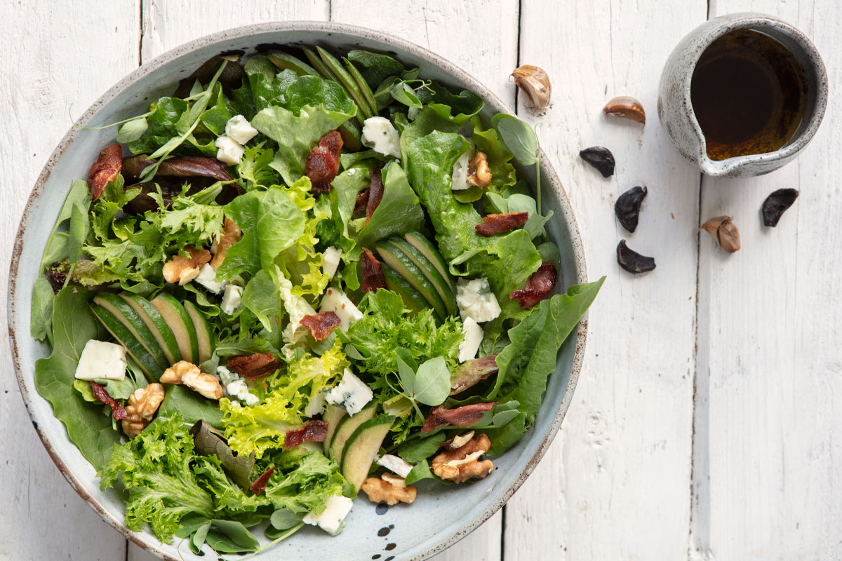 Receta de ensalada con feijoa, queso azul, tocineta y nuez de nogal