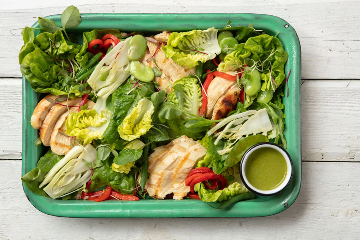 Receta de ensalada con pollo y aderezo de albahaca y miel