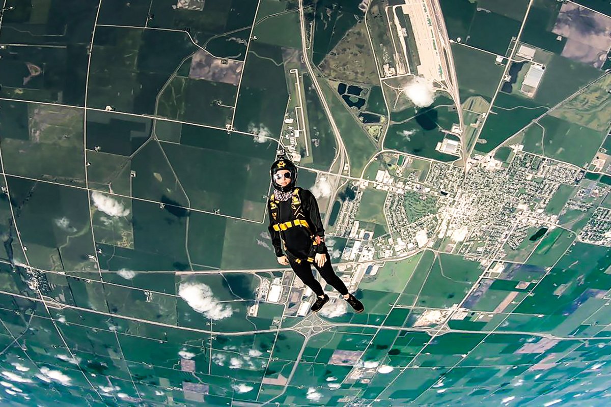 Ana Aponte, la paracaidista colombiana que va por su segundo récord