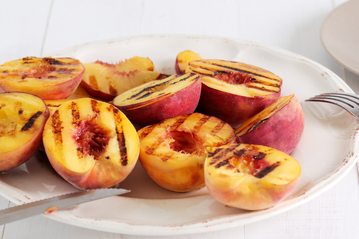 Recetas para preparar la papaya, los melocotones y la piña a la parrilla