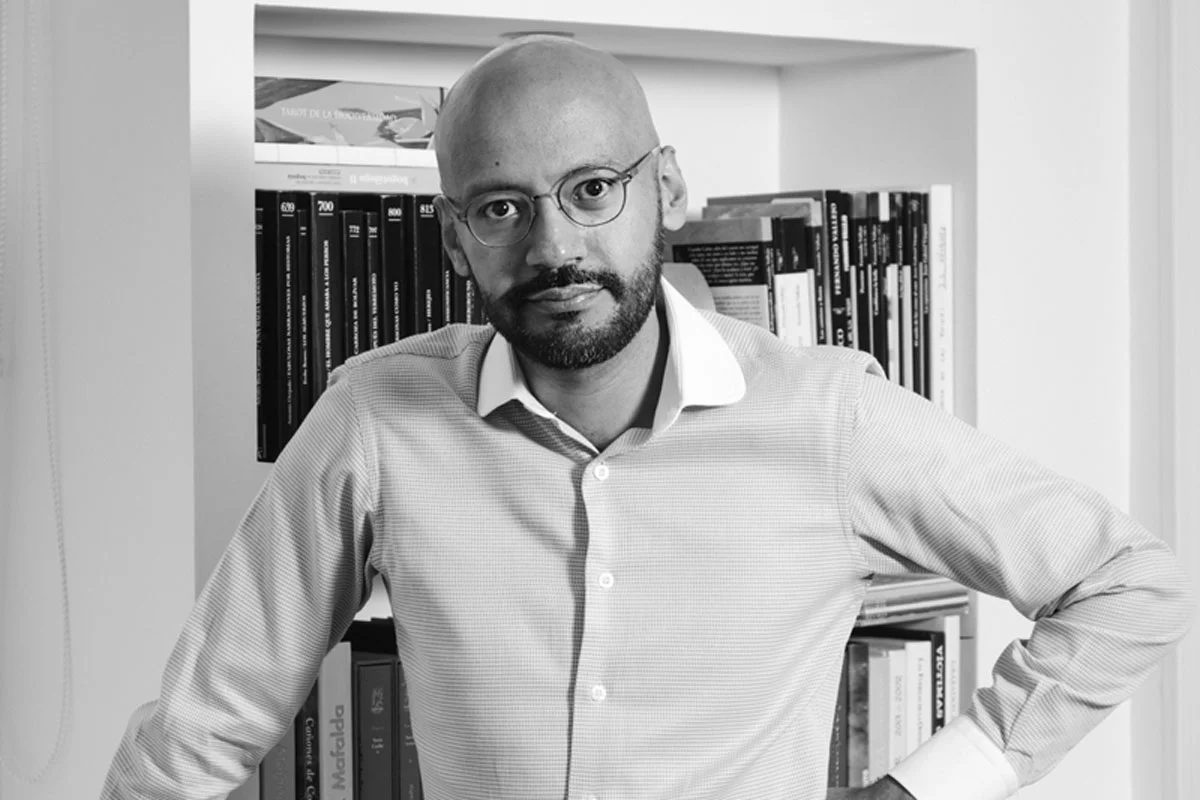 Los 5 libros infaltables en la biblioteca de Juan Pablo Calvás
