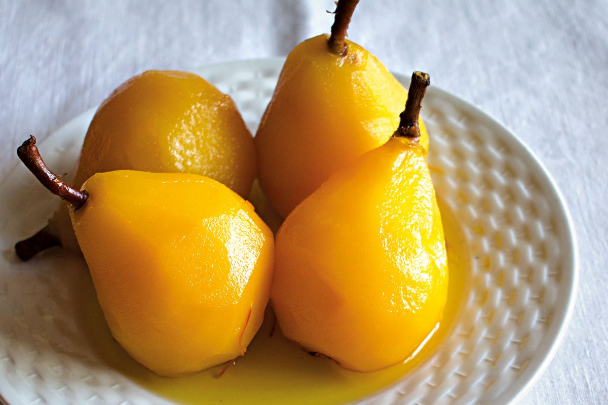 Receta: Peras escalfadas con vino blanco y azafrán