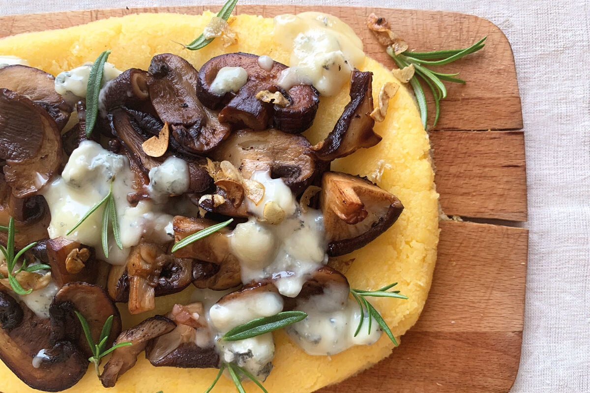 Receta: Polenta con setas y queso azul
