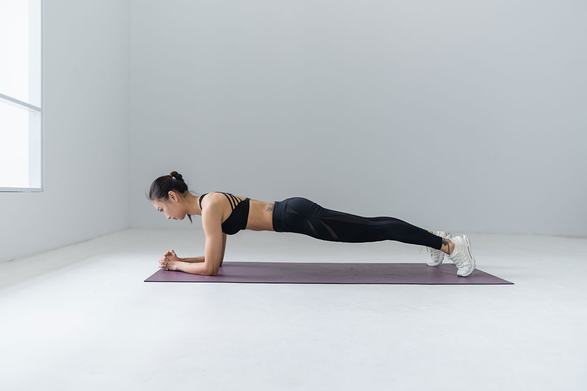 Cómo hacer correctamente ejercicios como abdominales según un experto