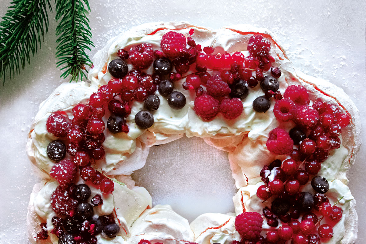 Receta: Pavlova con frutos rojos, un postre perfecto para la Navidad