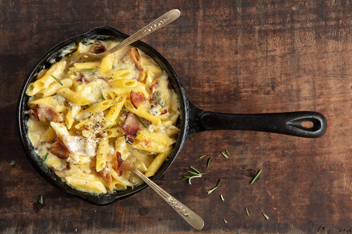 Receta de pasta horneada con tocineta, romero y queso azul