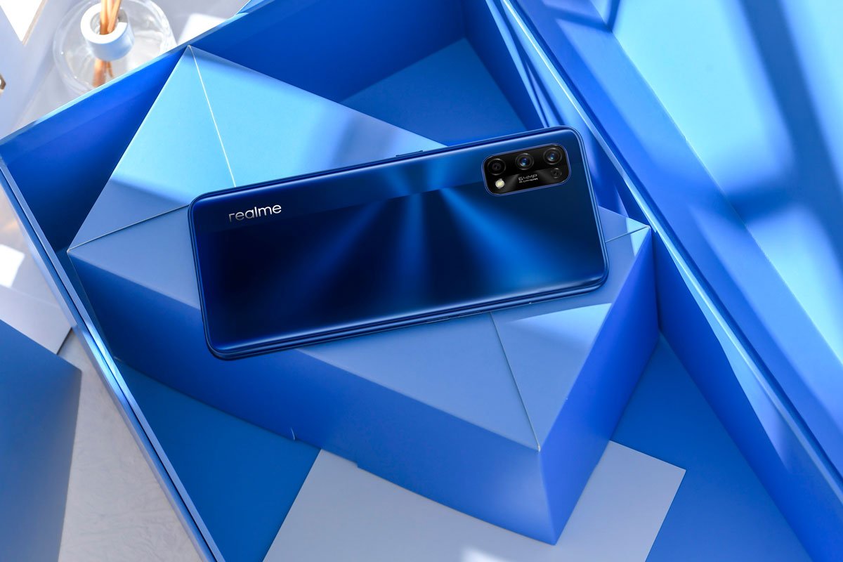 Tres celulares y unos audífonos: así es la serie 7 de realme en Colombia