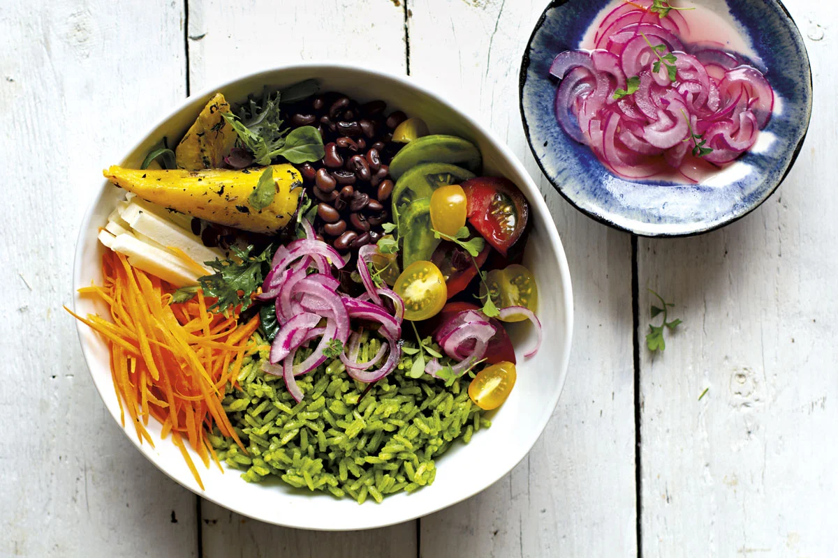 Exquisita receta de bowl de arroz verde con fusión latina