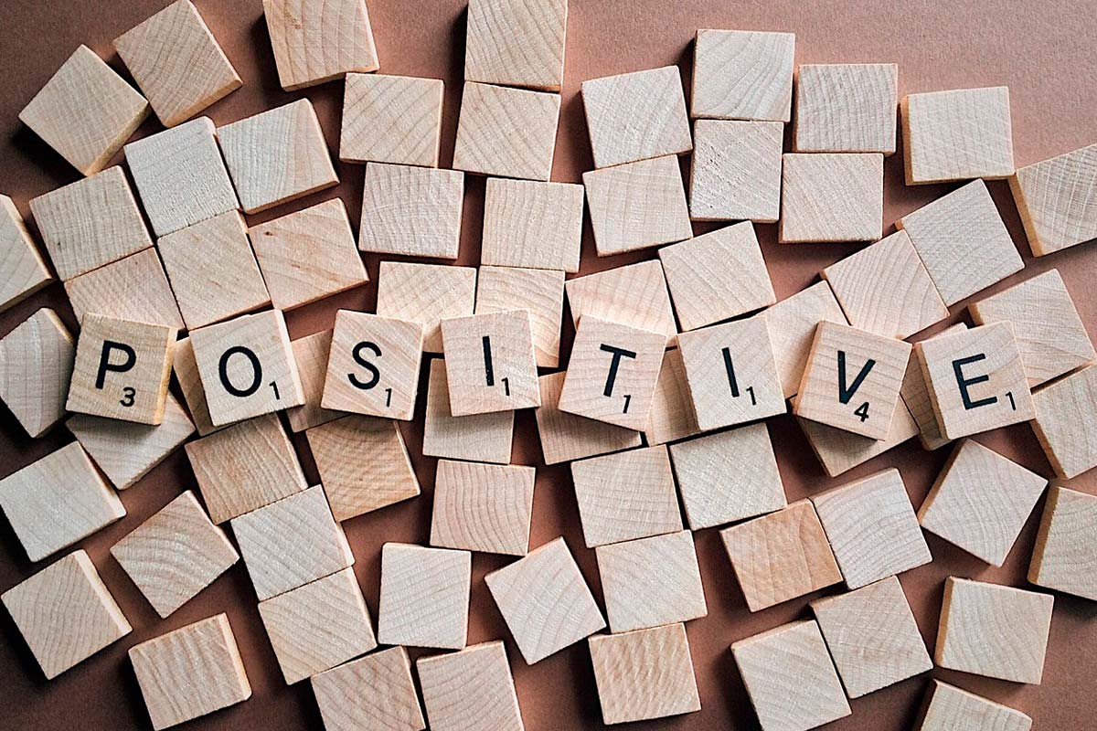 ¿Qué es la positividad tóxica y cómo podría afectarnos como sociedad?