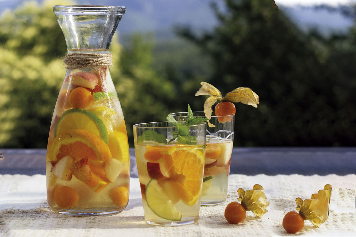 Refrescante receta de sangría de vino blanco con uchuvas y jengibre