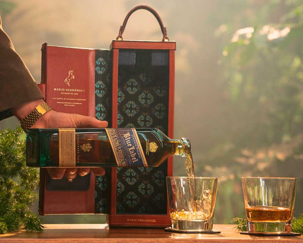 Mario Hernández y Johnnie Walker