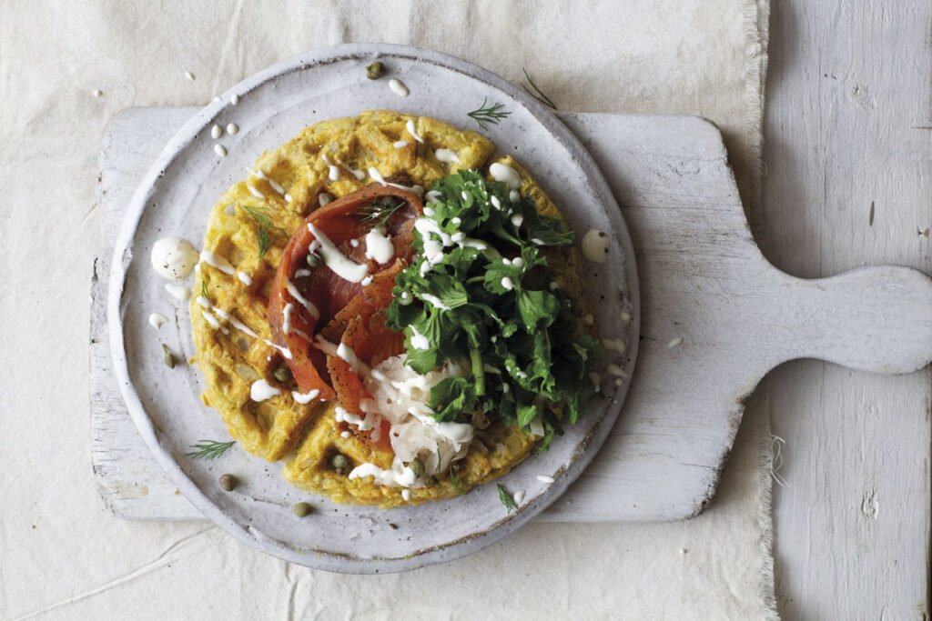 waffles de papa con trucha ahumada