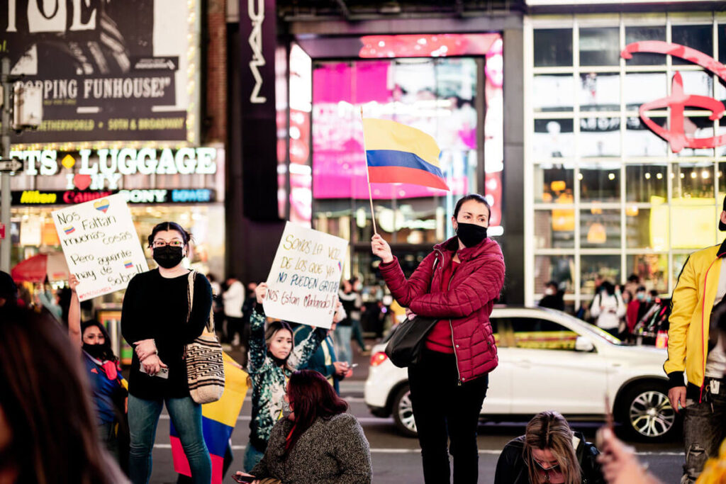 protestas colombianas a color, David Wilson en Pexels