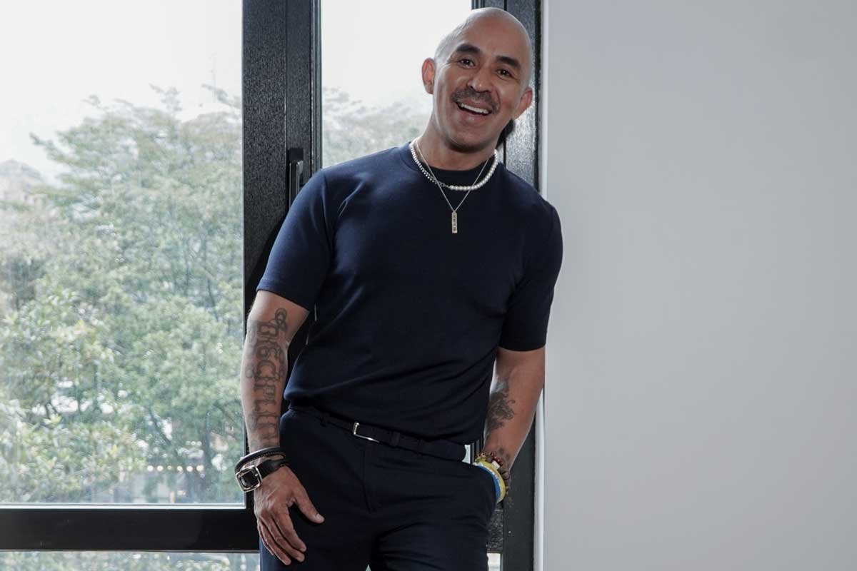 “Debía demostrar que, aunque no era rubio, tenía talento suficiente”: diseñador Raúl Peñaranda