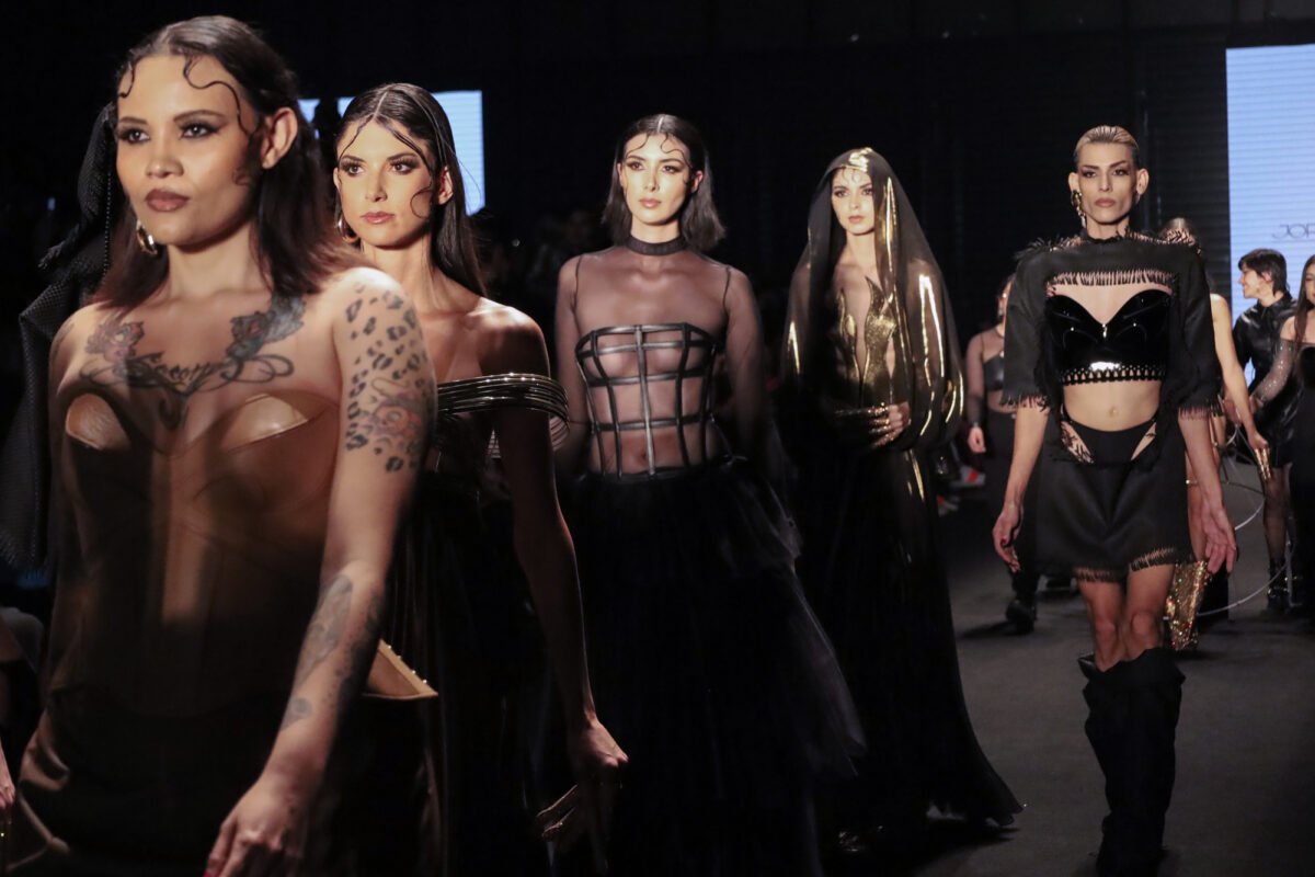 Una celebración a la exuberancia latina y al ‘mal gusto’ en la pasarela de Jorge Duque