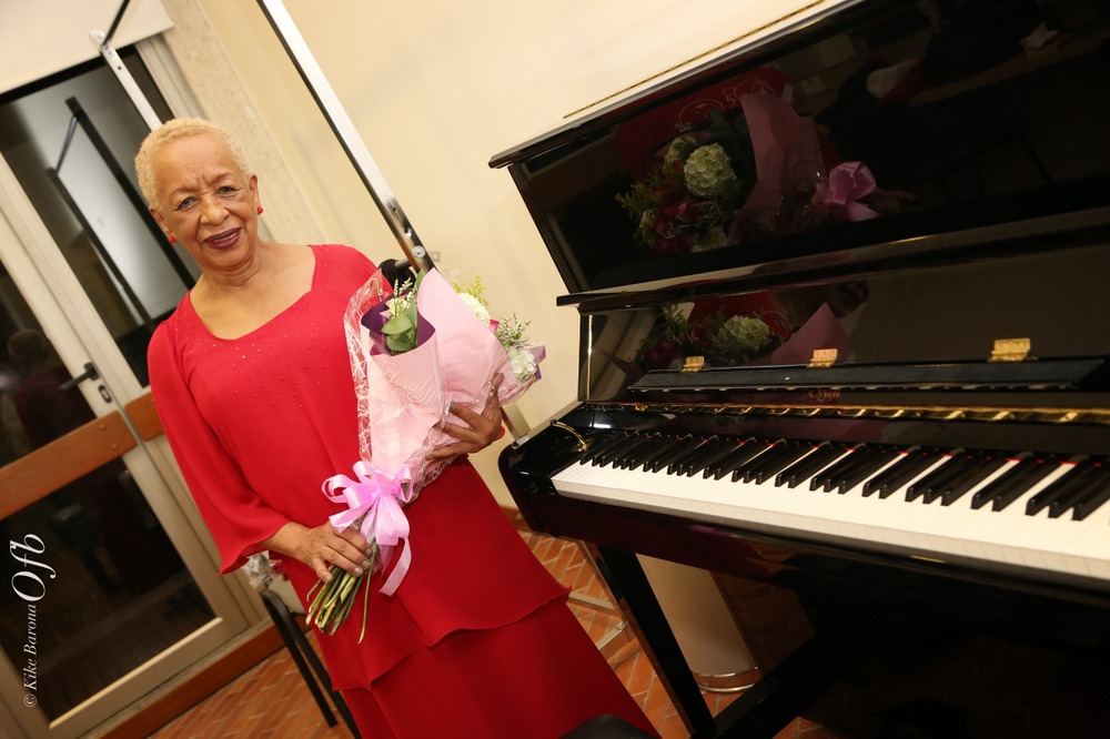 Teresita Gómez en concierto con la Filarmónica
