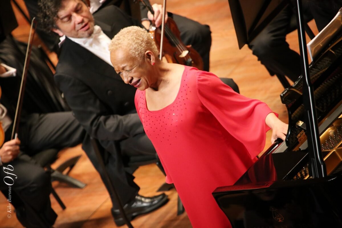 La pianista Teresita Gómez celebra sus 80 años en concierto junto a la Filarmónica de Mujeres