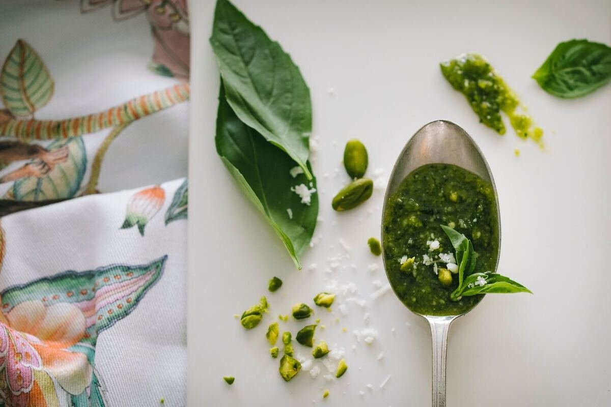 Aprenda a hacer pesto en su casa de tres maneras distintas