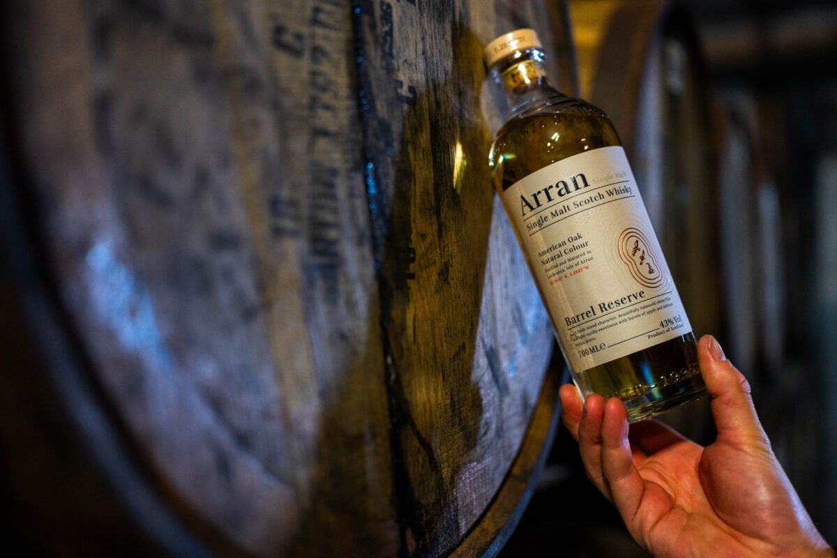 Descubrir el encanto de Arran Single Malt Whisky es como sumergirse en la esencia de la ‘Escocia en miniatura’