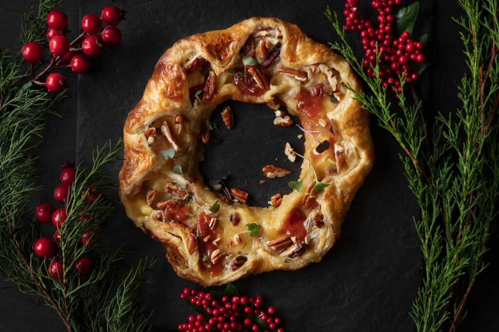 CORONA de navidad DE QUESO BRIE Y BOCADILLO