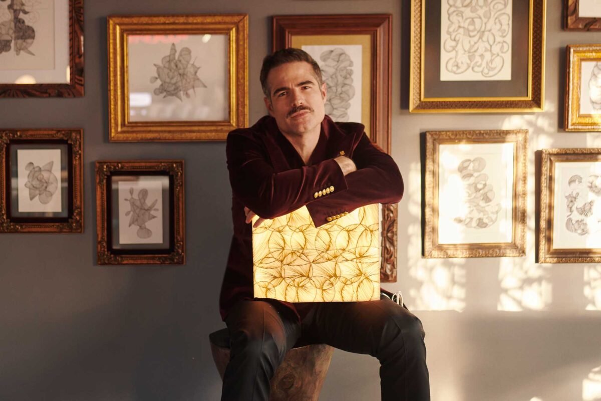 “Romanticismo Apocalíptico”, la serie de dibujos creados por el actor ecuatoriano Roberto Manrique