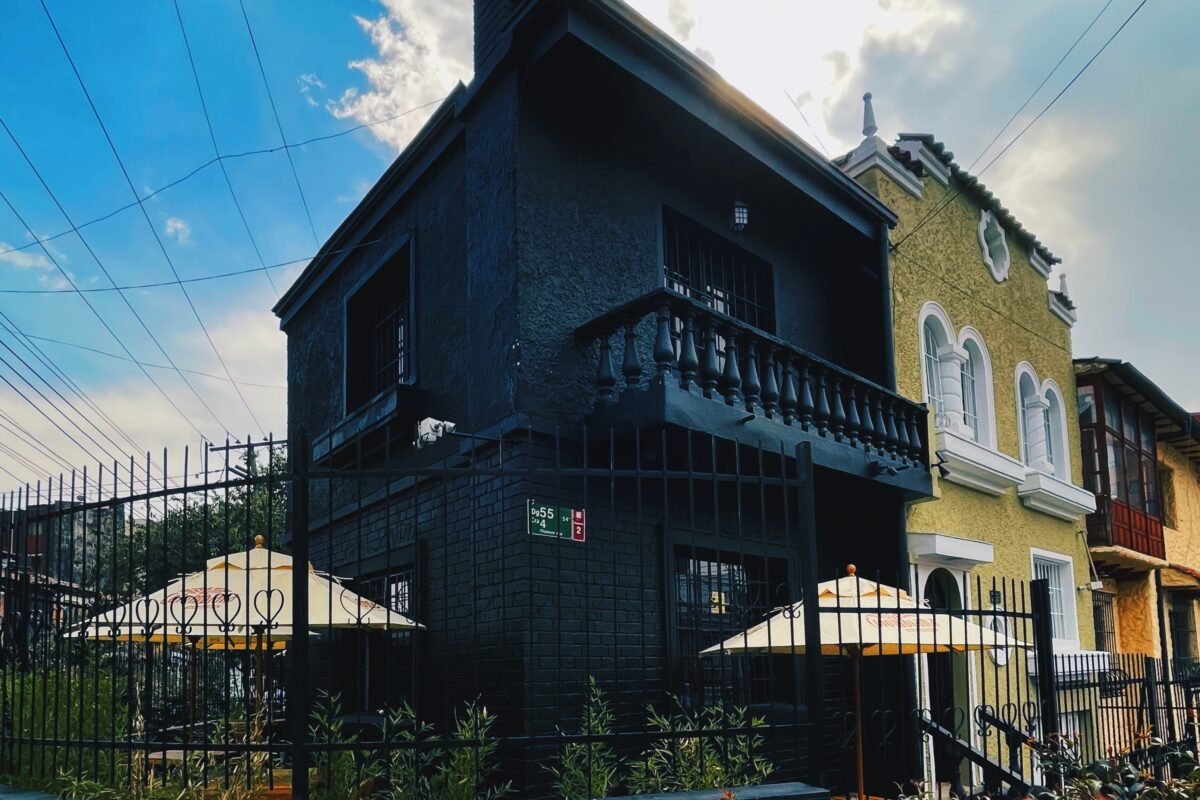 Caña, la casa negra de Chapinero, para tomar buen aguardiente y otros destilados de caña