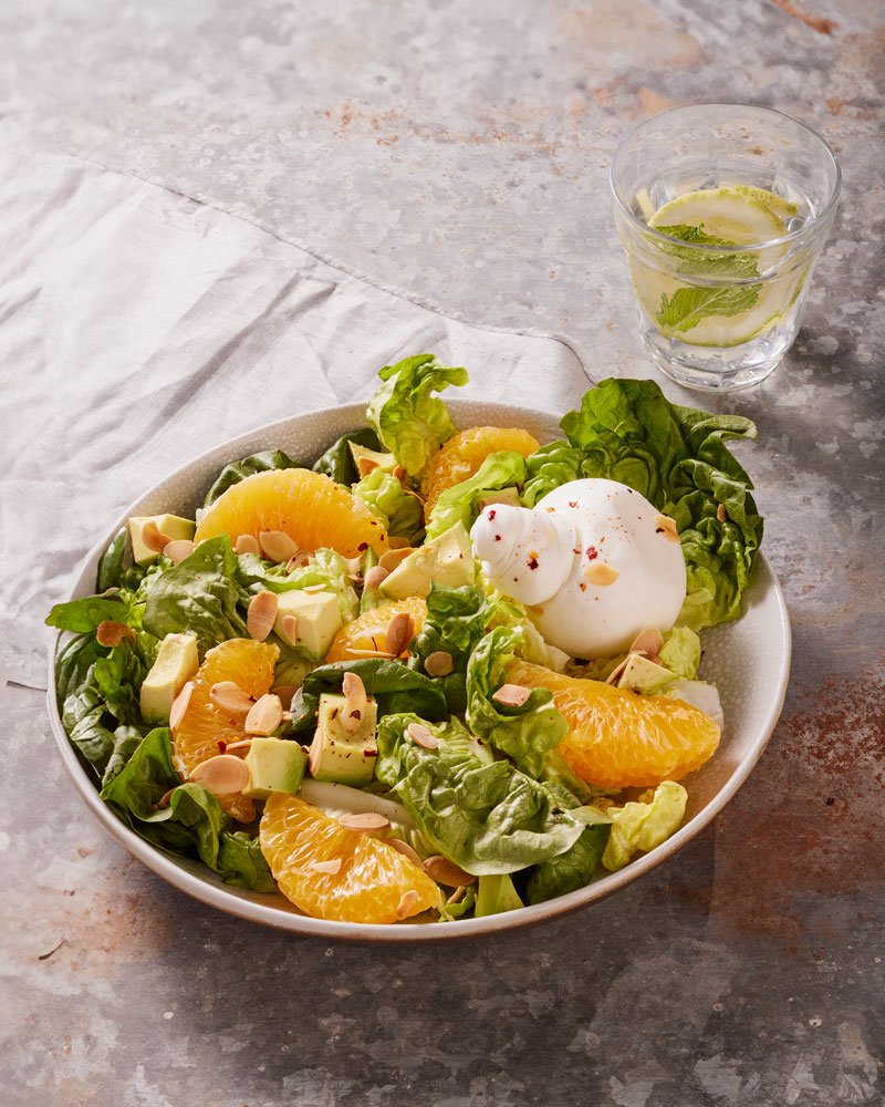 Ensalada cítrica con burrata y vinagreta tailandesa