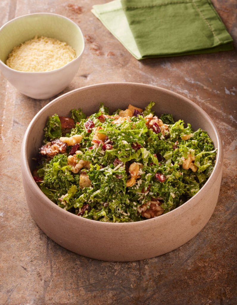 ensalada de kale, parmesano y frutos secos 
