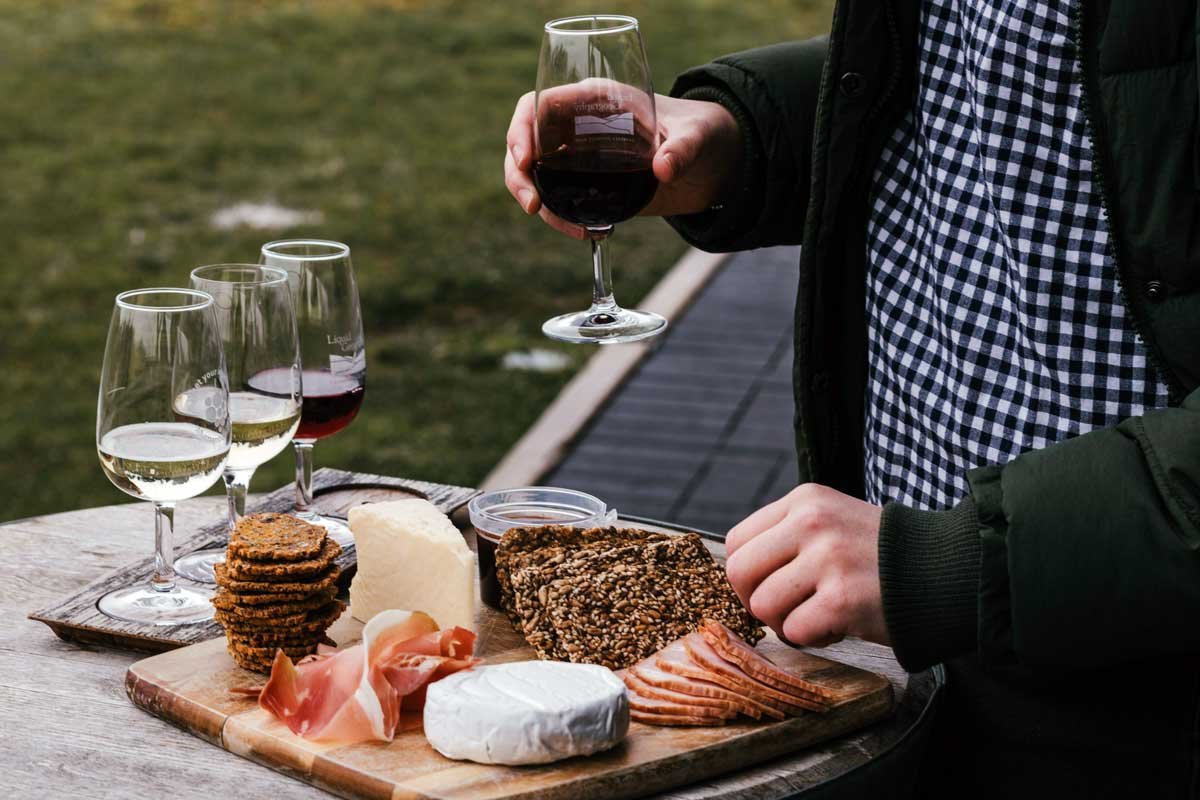 Cuatro lugares para los amantes del vino y el queso en Bogotá