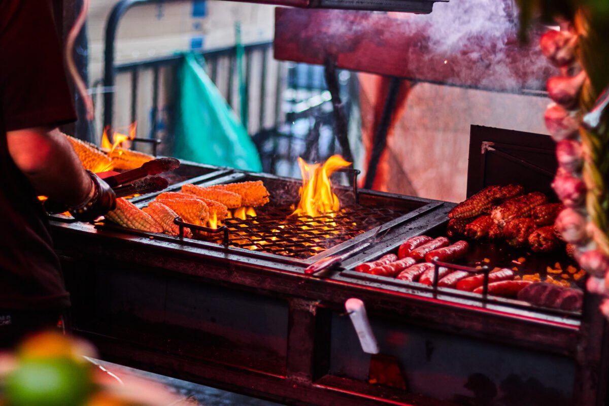 Sabores internacionales y tradición colombiana se unen en El Papá de los Asados