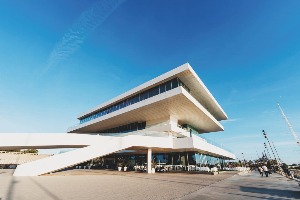 En la Marina de Valencia hay edificios emblemáticos como el Veles e Vents, un multiespacio cultural y gastronómico. / Cortesía Visit Valencia.