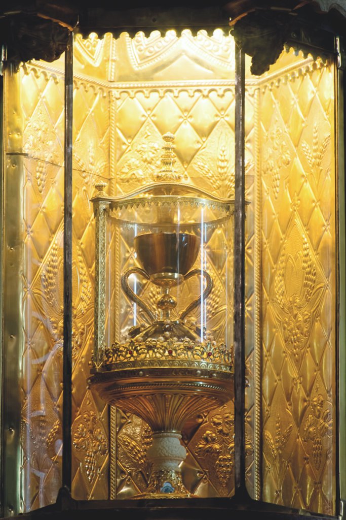 En la Catedral de Valencia, supuestamente, se guarda el cáliz que utilizó Jesús en la última cena / Lenush (shutterstock)