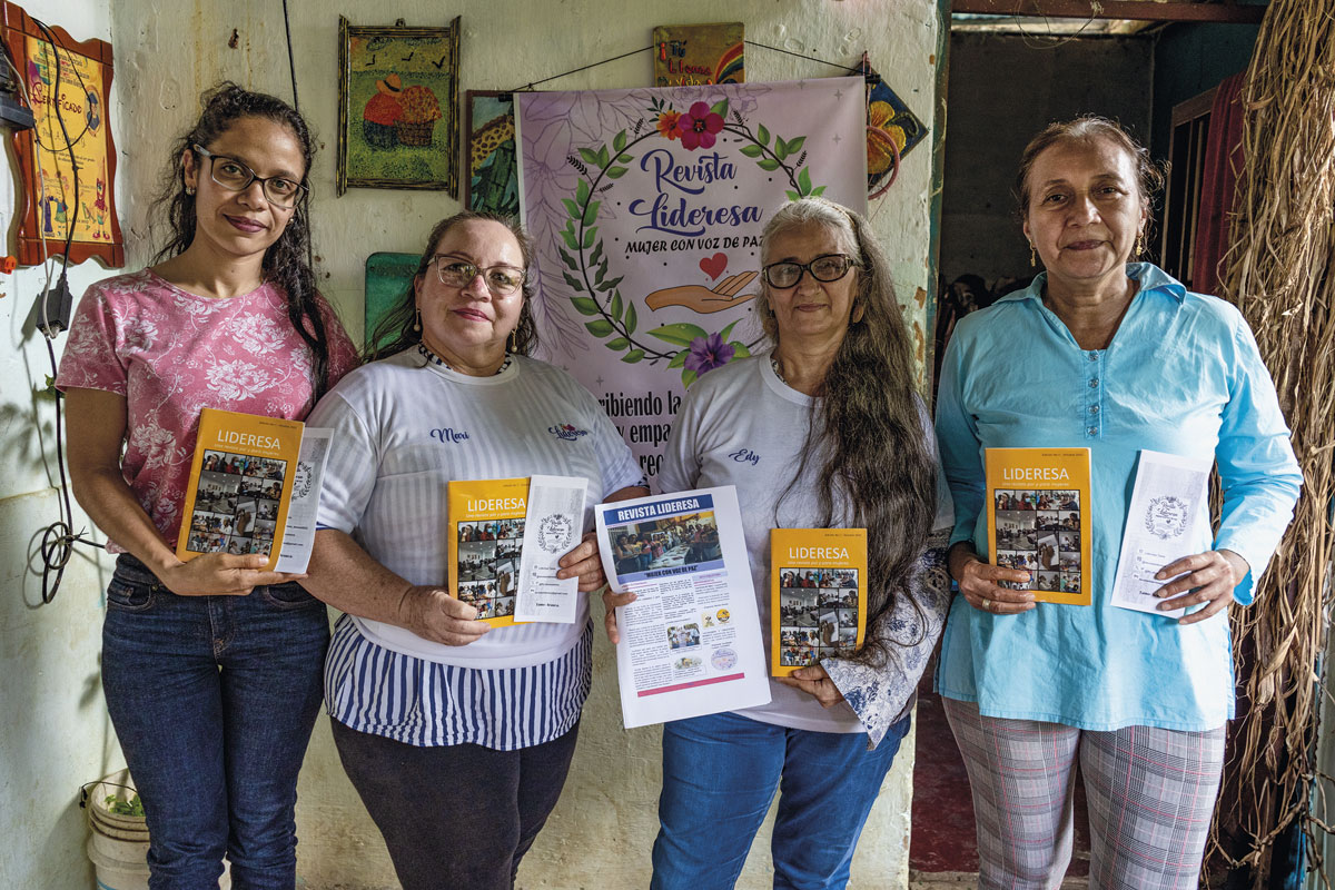 Las mujeres que hacen revistas para sanar heridas de la guerra con palabras en Arauca