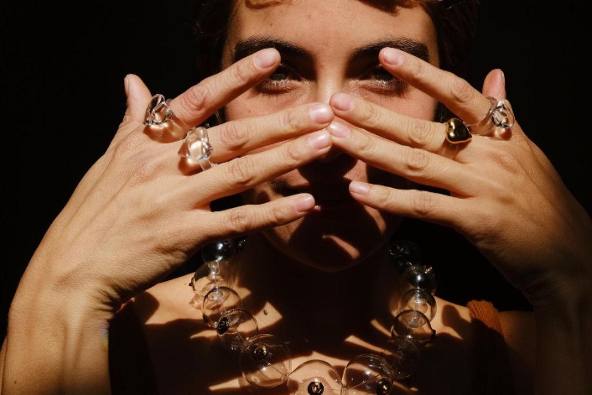 El arte de llevar el cuerpo: joyería que es escultura con Hasta el Cogote