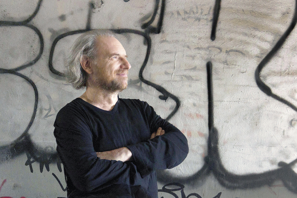 La difícil tarea que le pusimos al fotógrafo de los escritores, Daniel Mordzinski