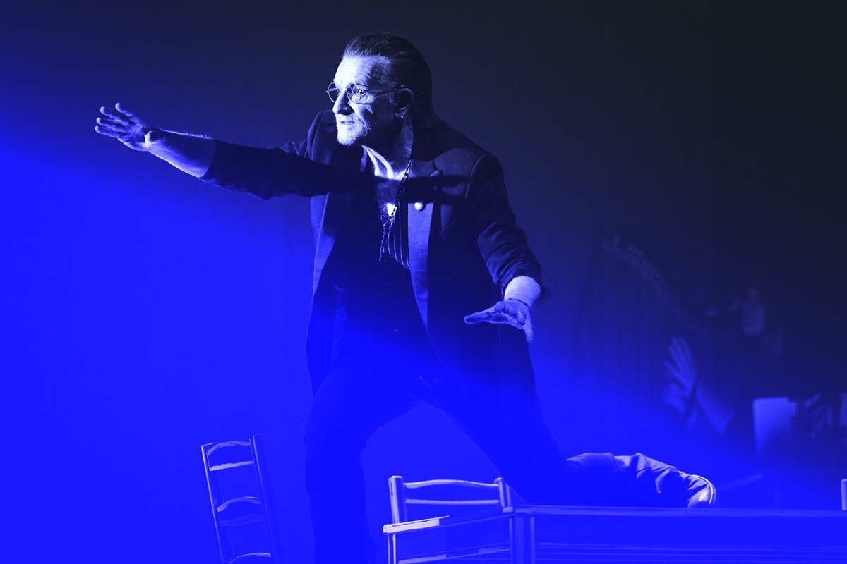 El angustiante pasado familiar y otras historias personales de Bono, líder de U2, en Apple TV+