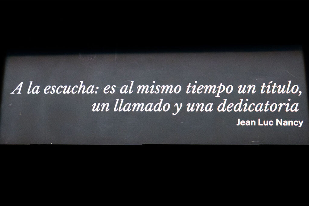 a la escucha